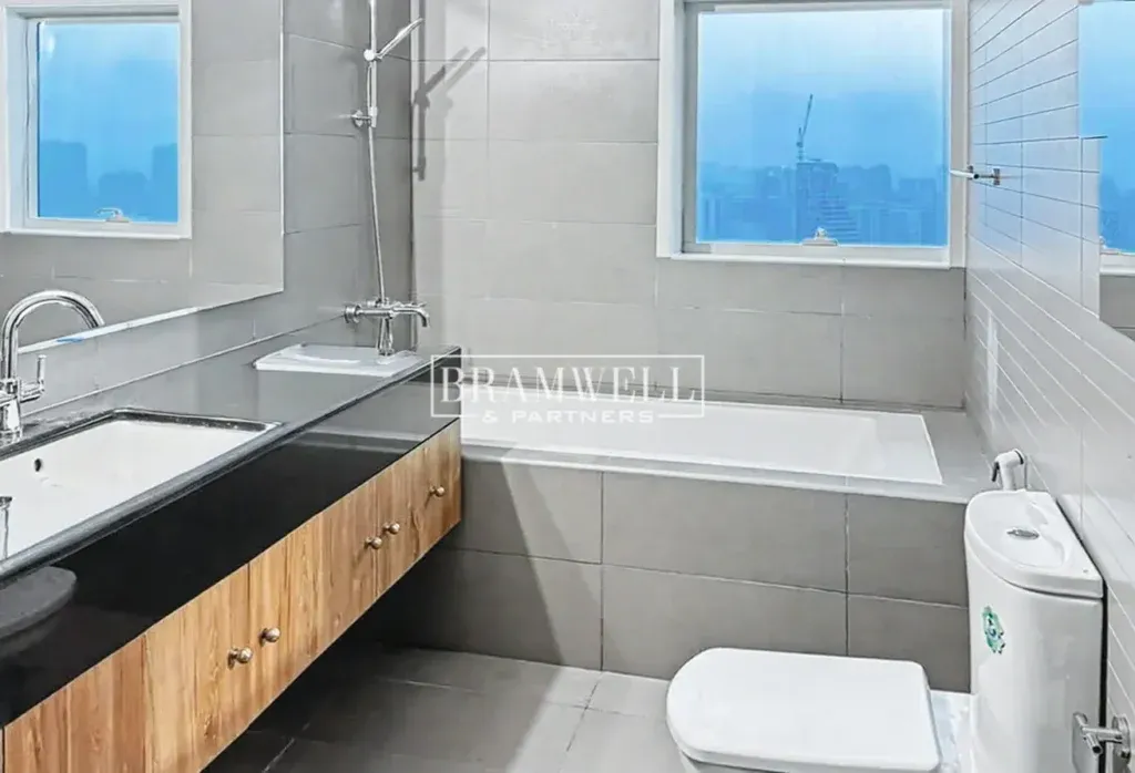 Stunning Canal View | Spacious | Prime Location - photo 2