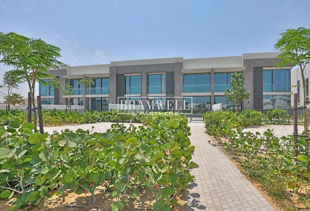 Exceptional Townhouse | Waterfront Community Living - photo 2